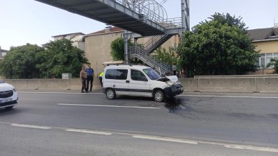 Kocaeli'nin Karamürsel ilçesinde hafif ticari aracın bir otomobile arkadan çarptığı