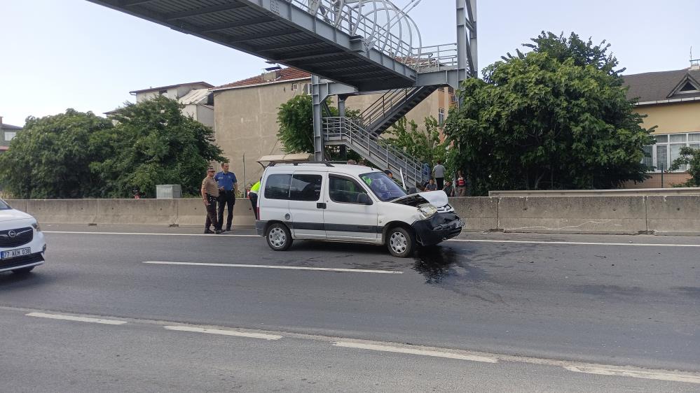 Kocaeli'nin Karamürsel ilçesinde hafif ticari aracın bir otomobile arkadan çarptığı