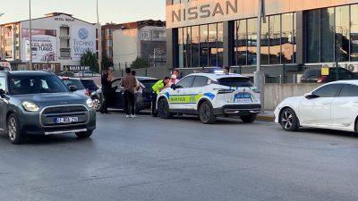 Kocaeli'nin Kartepe ilçesinde peş peşe iki ayrı araca çarpan ve