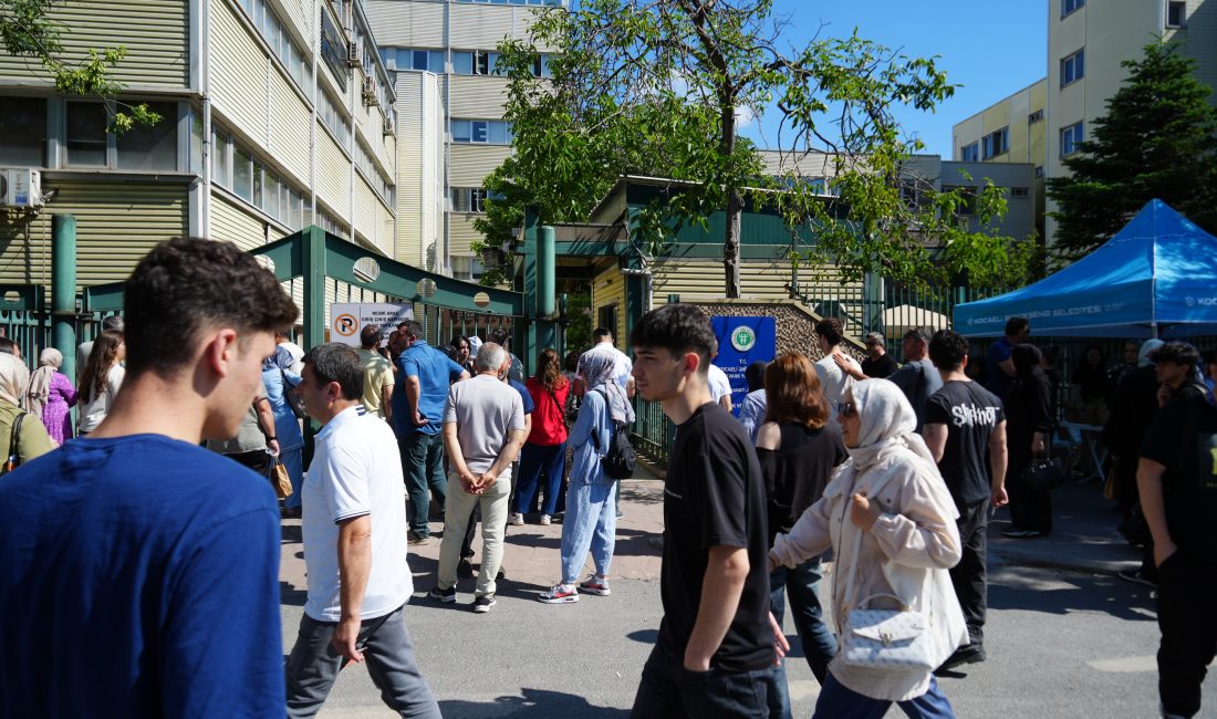Kocaeli'de Yükseköğretim Kurumları Sınavı'nın (YKS) ikinci gün heyecanı yaşandı. Sabah