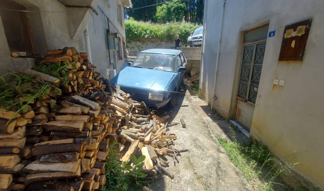 Kocaeli'de yokuş aşağı inen otomobil, karşı yönden gelen başka bir