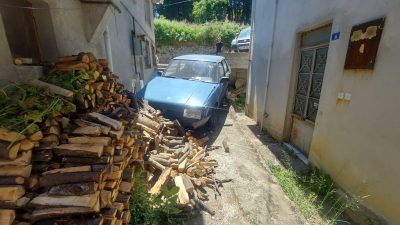 Kocaeli'de yokuş aşağı inen otomobil, karşı yönden gelen başka bir