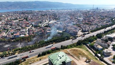  Kocaeli'nin Körfez ilçesi TEM Otoyolu kenarında seyir halindeki saman