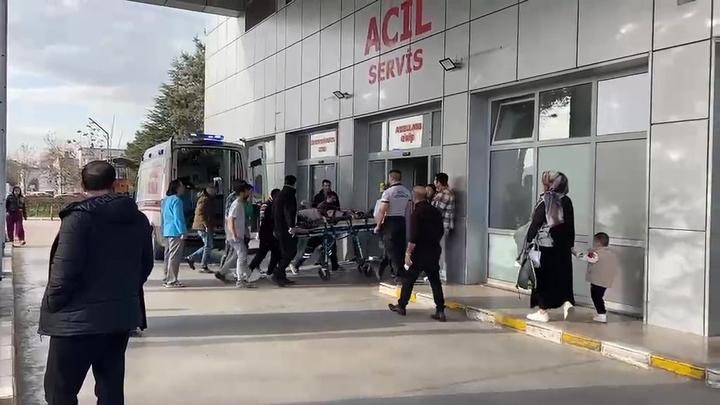 Kocaeli'de inşaatta çalışan 2 işçi, dengelerini kaybetmeleri neticesinde iskeleden düşerek