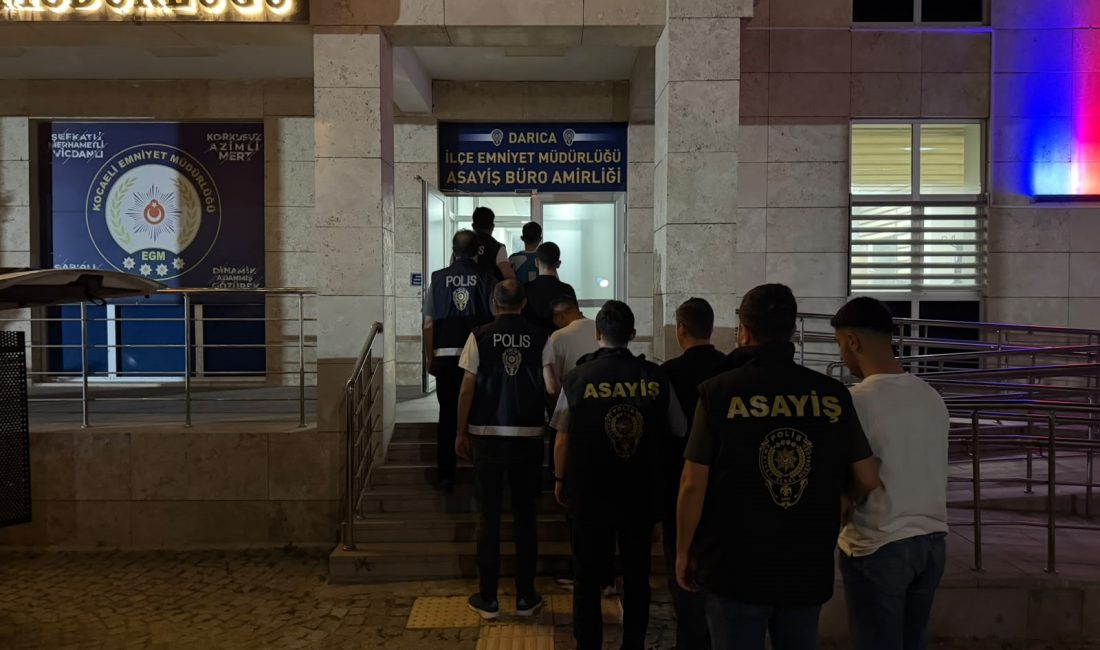 Kocaeli'nin Darıca ilçesinde market ve kuyumcuya yönelik silahlı tehdit ve