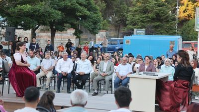 Çayırova'da tiyatro kurslarında eğitim alan kursiyerler, hazırladıkları "Kime Göre?" adlı