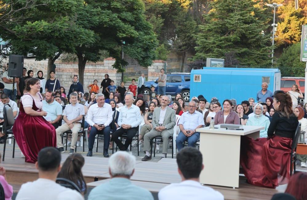 Çayırova'da tiyatro kurslarında eğitim alan kursiyerler, hazırladıkları "Kime Göre?" adlı
