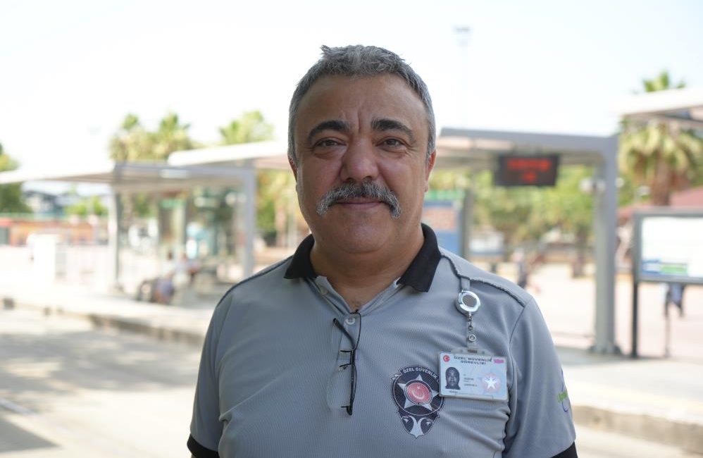 Kocaeli'nin İzmit ilçesinde Akçaray tramvay hattındaki Doğu Kışla istasyonunda yaşayan