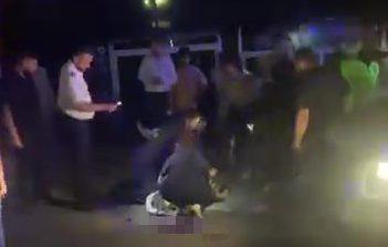 Kocaeli'nin Körfez ilçesinde seyir halindeki motosikletin yola aniden çıkan yayaya