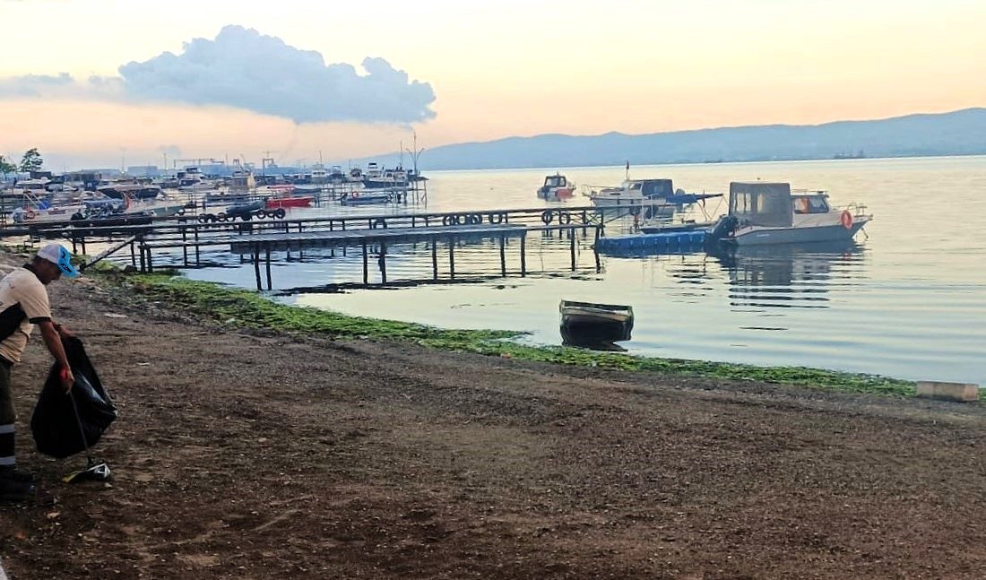 Kocaeli Büyükşehir Belediyesi, Başiskele sahilinde temizlik ve bakım çalışmalarını aralıksız