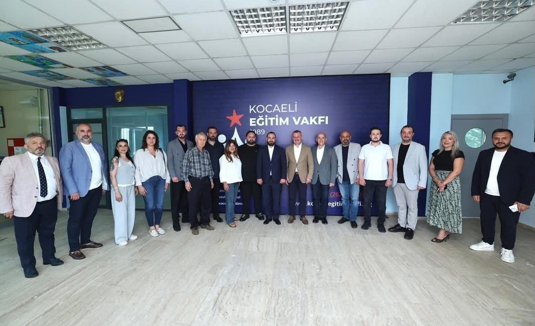 Kocaeli Büyükşehir Belediye Başkanı Tahir Büyükakın, Kocaeli Eğitim Vakfı’nı ziyaret