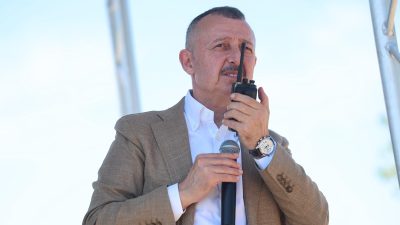 Kocaeli Büyükşehir Belediyesi, çamurdan arındırdığı ve dipten dirilişi başlattığı İzmit