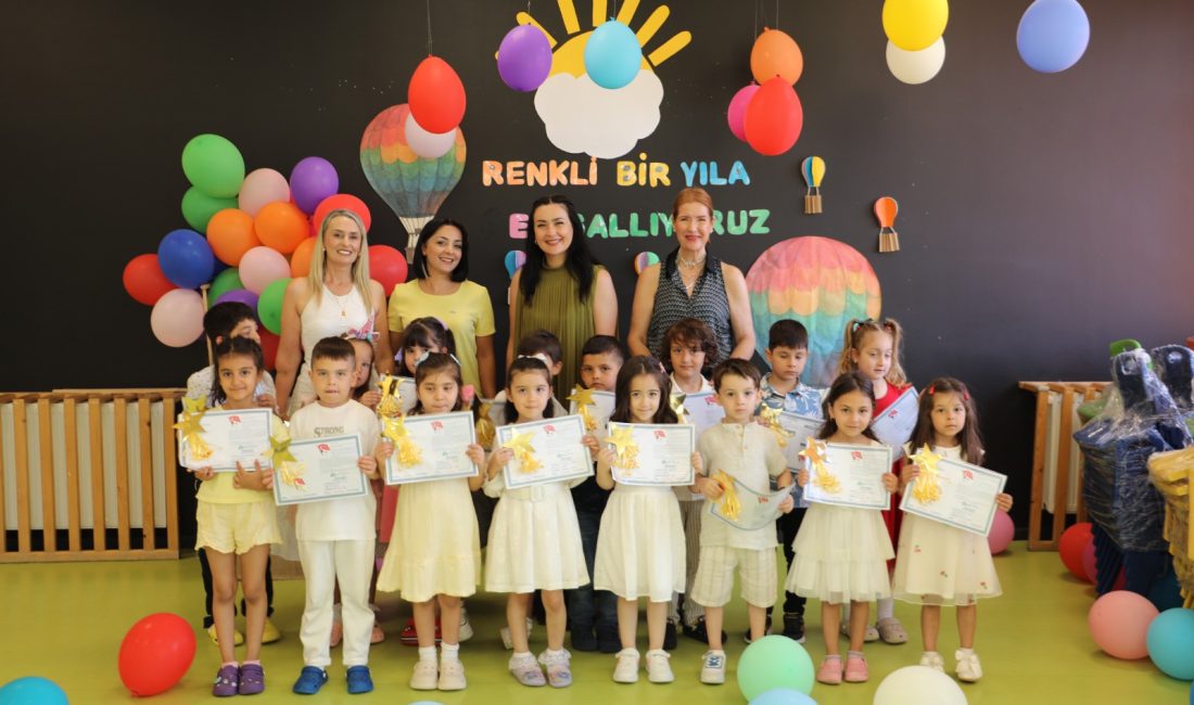 İzmit Belediyesi Çınar Çocuk Evleri’nde eğitim gören minikler karnelerini alarak