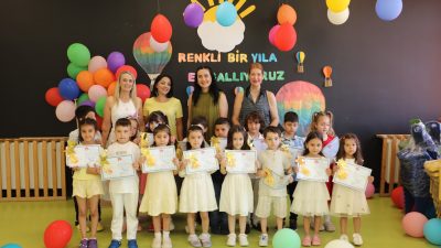 İzmit Belediyesi Çınar Çocuk Evleri’nde eğitim gören minikler karnelerini alarak