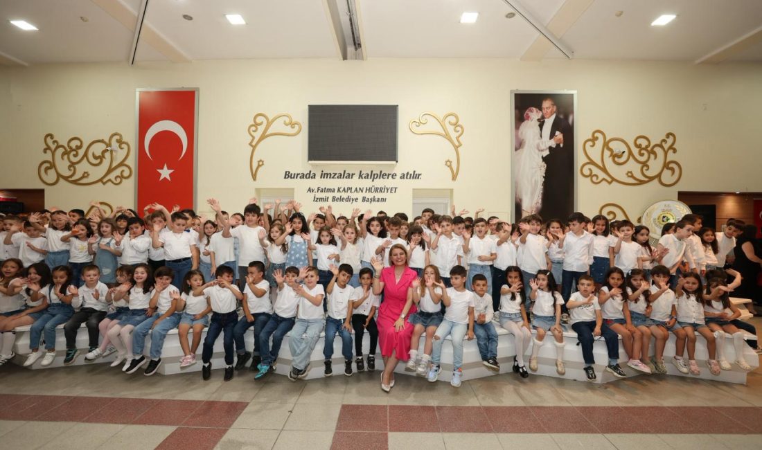 İzmit Belediyesi Çınar Çocuk Evlerinde eğitim alan minikler düzenlenen mezuniyet