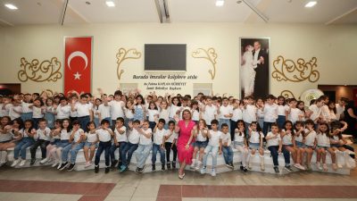 İzmit Belediyesi Çınar Çocuk Evlerinde eğitim alan minikler düzenlenen mezuniyet