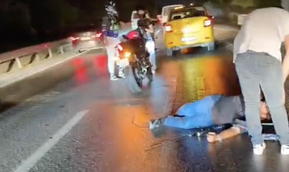 Kocaeli’nin Derince ilçesi yolu üzerinde asfalt üzerine döküldüğü belirtilen yağ