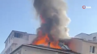 Kocaeli'nin Gebze ilçesinde 3 katlı binanın son katında çıkan yangın,