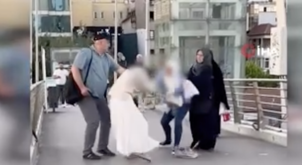 Kocaeli'nin İzmit ilçesinde bir kadının üst geçitte hemcinsini darbedip saçından