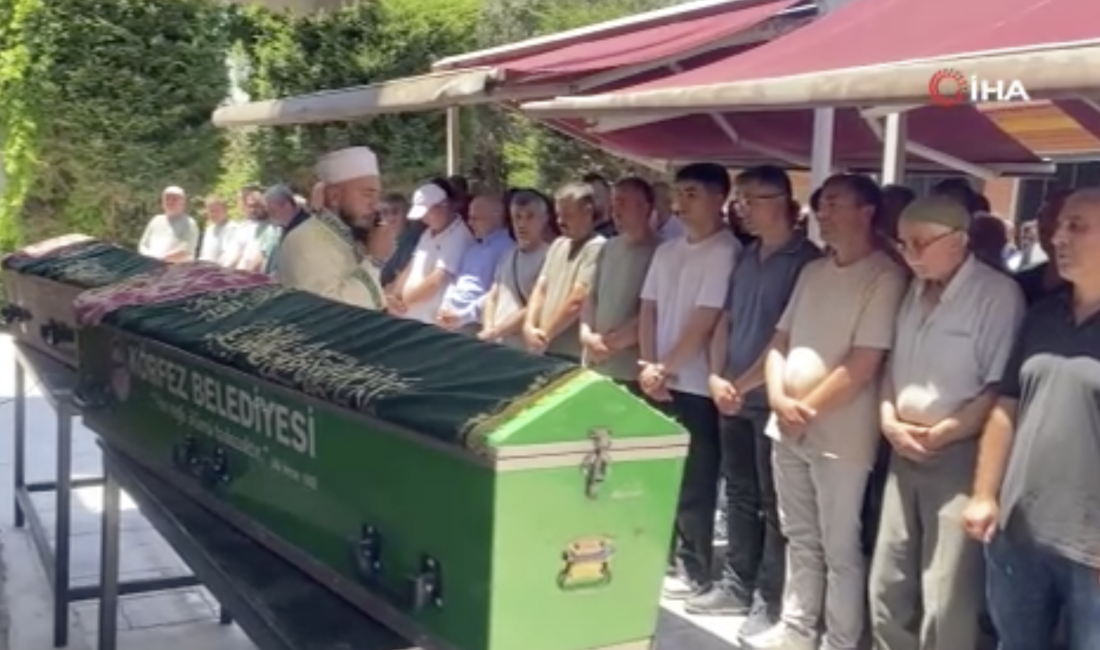  Kocaeli'den tatil için gittikleri Sakarya'da meydana gelen trafik kazasında