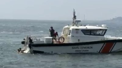 Kocaeli'de seyir halindeki feribottan denize düşen yolcu, büfe çalışanı personelin