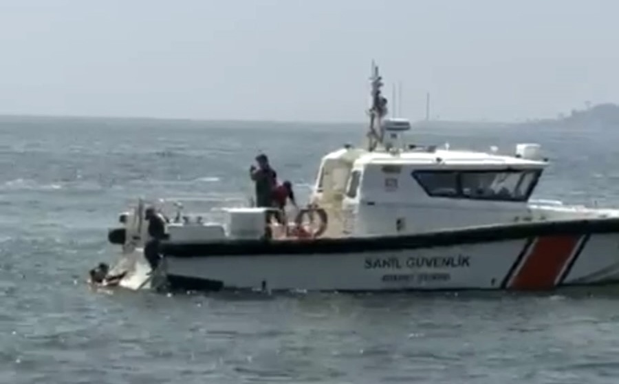 Kocaeli'de seyir halindeki feribottan denize düşen yolcu, büfe çalışanı personelin