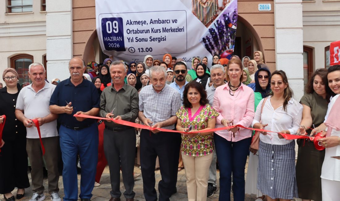 İZMEK’in Akmeşe Mahallesi’nde düzenlenen yıl sonu sergisinde, kursiyerlerin bir yıl