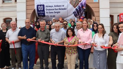İZMEK’in Akmeşe Mahallesi’nde düzenlenen yıl sonu sergisinde, kursiyerlerin bir yıl