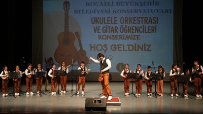 Kocaeli Büyükşehir Belediye Konservatuvarı Gebze Ukulele Orkestrası ve Gitar öğrencileri