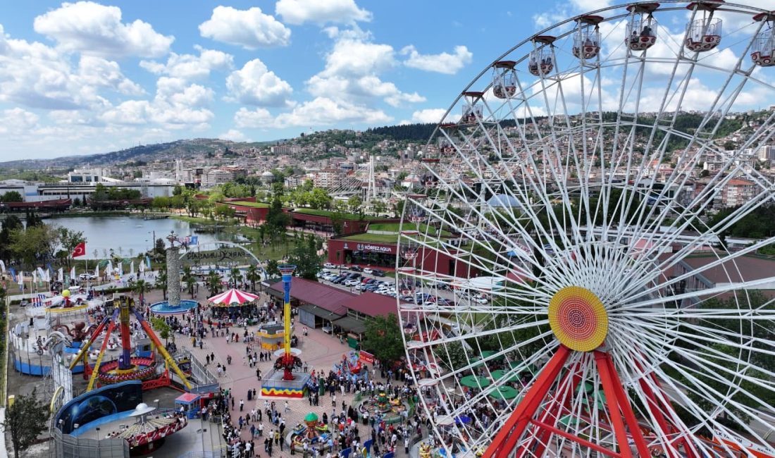 Kocaeli Büyükşehir Belediyesi’nin Karneval Çocuk Şenliği’nde gençler için lunaparkı ücretsiz