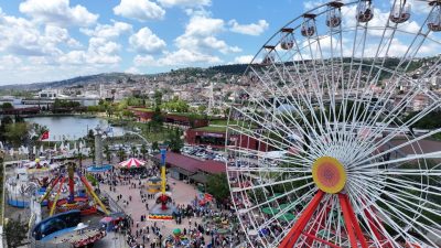 Kocaeli Büyükşehir Belediyesi’nin Karneval Çocuk Şenliği’nde gençler için lunaparkı ücretsiz