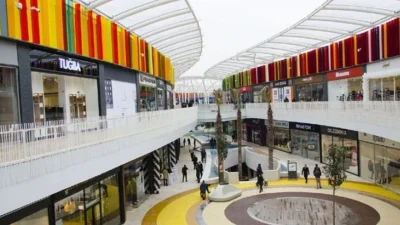 Kocaeli 41 Burda AVM’de kıyafet denediği sırada kabin altından uzatılan