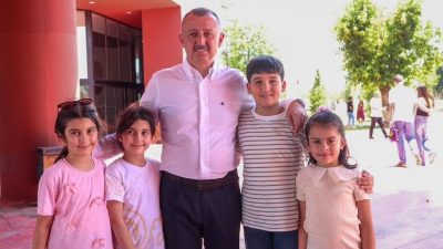 Kocaeli’de karnelerini alan öğrenciler, Kocaeli Büyükşehir Belediyesi tarafından yapılan İzmit