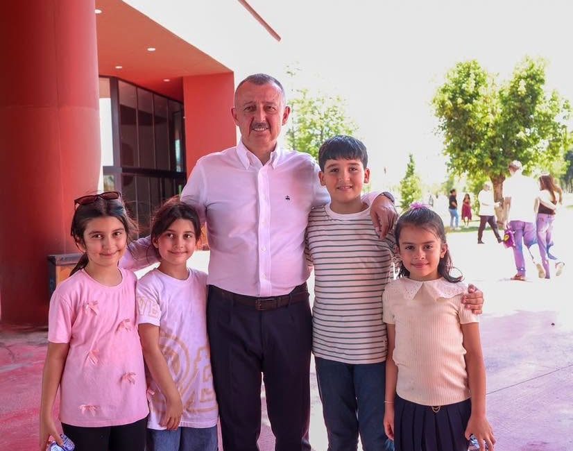 Kocaeli’de karnelerini alan öğrenciler, Kocaeli Büyükşehir Belediyesi tarafından yapılan İzmit
