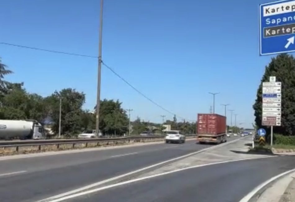 Kocaeli'nin Kartepe ilçesinde panelvanın yön tabelasına çarptığı kazada 1 kişi