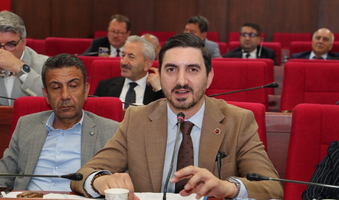 CHP İzmit Belediyesi Grup Başkanı Vekili Nazım Gençtürk, meclis toplantısında