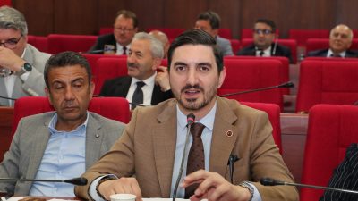 CHP İzmit Belediyesi Grup Başkanı Vekili Nazım Gençtürk, meclis toplantısında