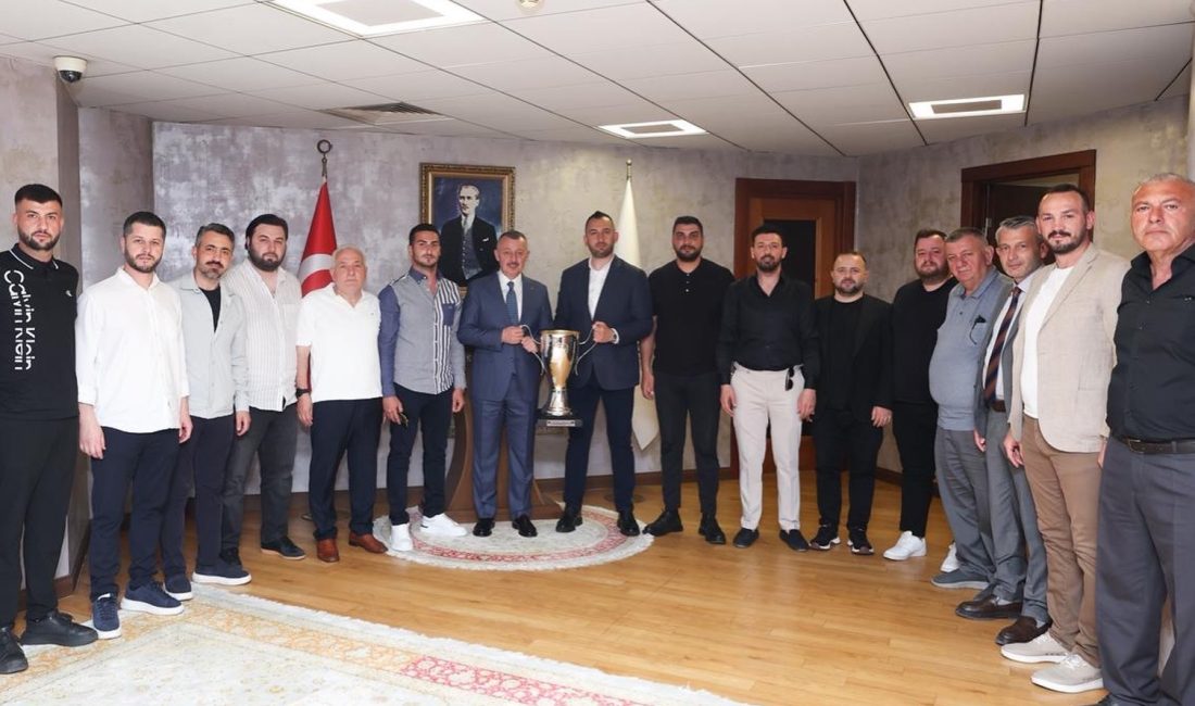 Şampiyon Gölcükspor kupasıyla Başkan Büyükakın’a geldi

 