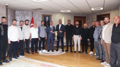 Şampiyon Gölcükspor kupasıyla Başkan Büyükakın’a geldi

 
