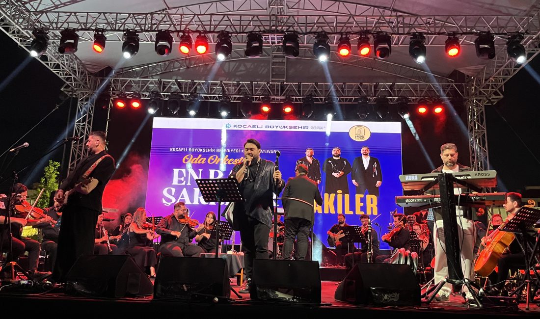 Kocaeli Büyükşehir Belediyesi’nin Babalar Günü’ne özel düzenlediği konserde Sakiler Grubu