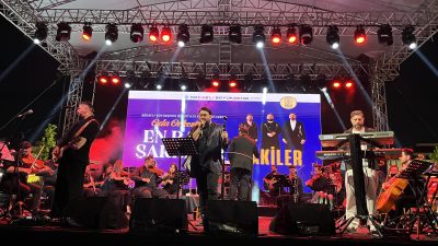Kocaeli Büyükşehir Belediyesi’nin Babalar Günü’ne özel düzenlediği konserde Sakiler Grubu