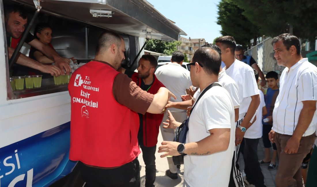 İzmit Belediyesi, Sultan Ahmet Camii’nde Cuma Namazı sonrası cemaate aşevinde