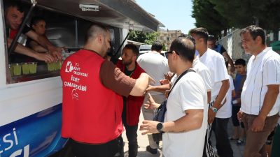 İzmit Belediyesi, Sultan Ahmet Camii’nde Cuma Namazı sonrası cemaate aşevinde