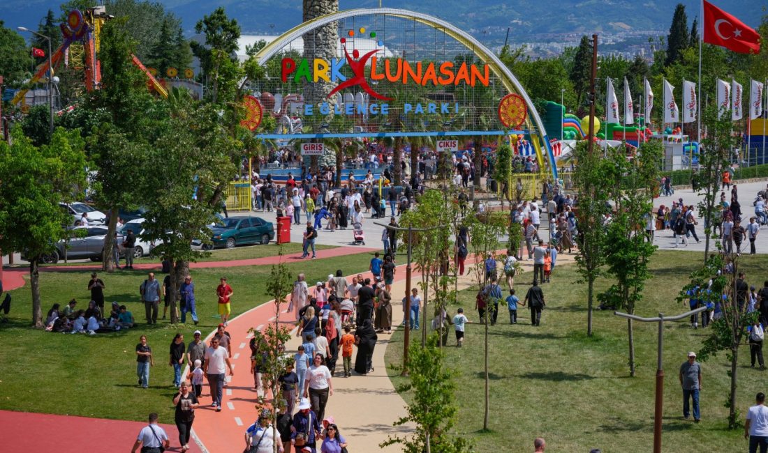 Kocaeli Büyükşehir Belediyesi’nin dönüşümünü tamamlayarak kente kazandırdığı İzmit Millet Bahçesi