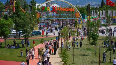 Kocaeli Büyükşehir Belediyesi’nin dönüşümünü tamamlayarak kente kazandırdığı İzmit Millet Bahçesi