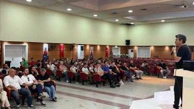 İzmit Belediyesi tarafından düzenlenen Üretken Yapay Zeka Semineri’nde gençlerle buluşan