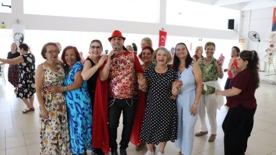 İzmit Belediyesinin düzenlediği söyleşi ve kadınlar matinesi programında katılımcılar hem