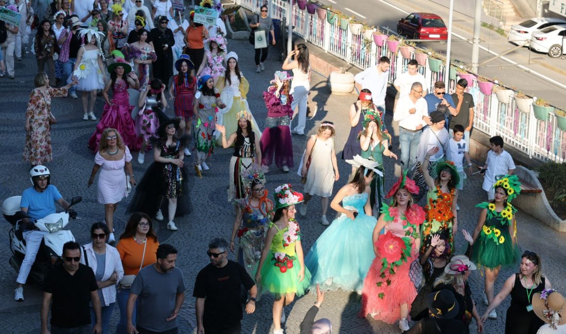 Rengarenk kostümleriyle Kapanca Sokak Festivali’ne katılan vatandaşlar, tarihi sokakları adeta