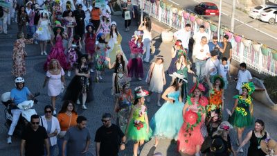 Rengarenk kostümleriyle Kapanca Sokak Festivali’ne katılan vatandaşlar, tarihi sokakları adeta