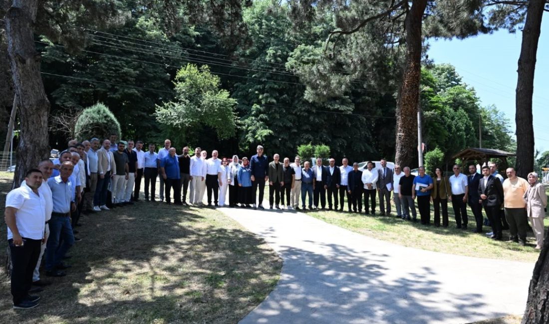 Kartepe Belediye Başkanı Av. M. Mustafa Kocaman, mahalle muhtarlarıyla bir